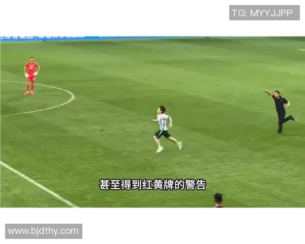 欧冠赛场惊现奇葩事件球迷冲入场内抢夺C罗球衣引热议 欧冠赛场惊现奇葩事件球迷冲入场内抢夺C罗球衣引热议