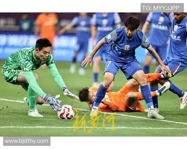 申花与山东鲁能泰山激战正酣谁能在这场巅峰对决中笑到最后