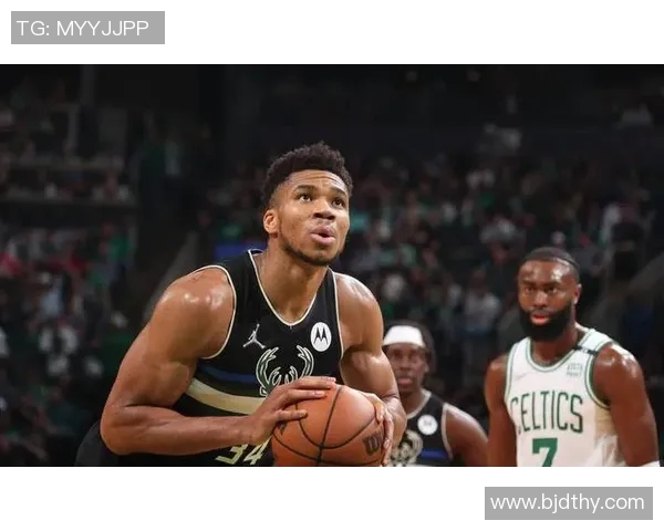 字母哥愤怒撕裂球衣雄鹿惨败后更衣室内冲突不断引发关注