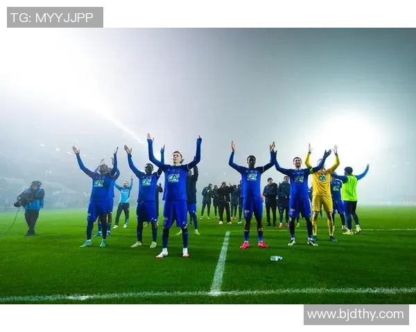 大分三神对阵磐石队的精彩较量展现足球魅力与团队精神