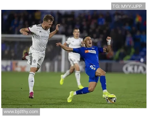 巴塞罗那与里昂精彩对决回顾及赛季亮点分析