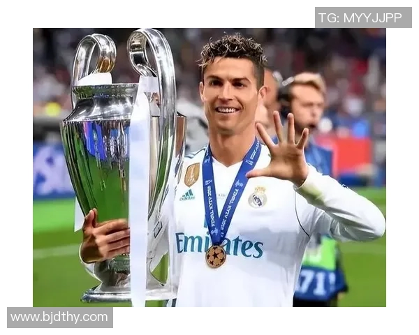 欧冠赛场惊现奇葩时刻球迷闯入抢夺C罗珍贵球衣