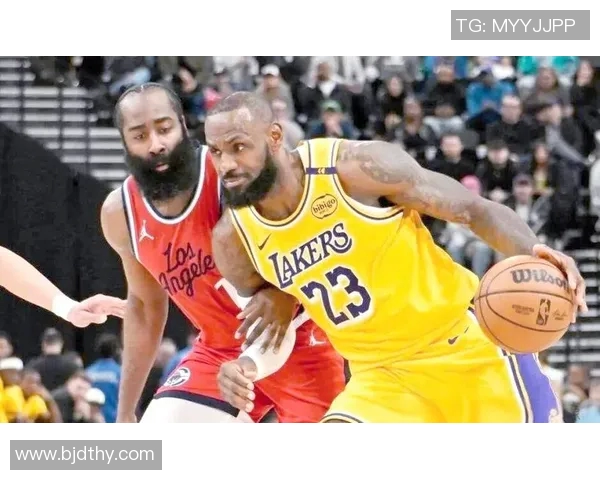 湖人队与快船队历史交锋记录分析与战绩回顾